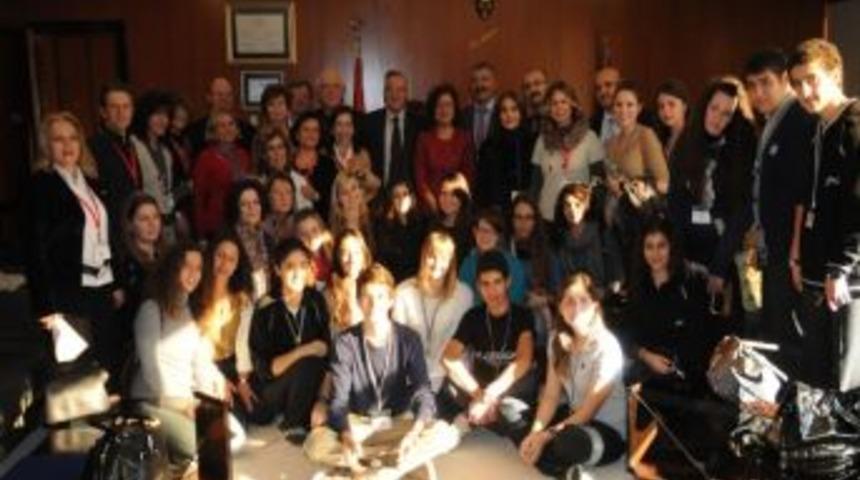 &Ouml;ğrencilerden Başkan G&uuml;zelbey&rsquo;e Ziyaret