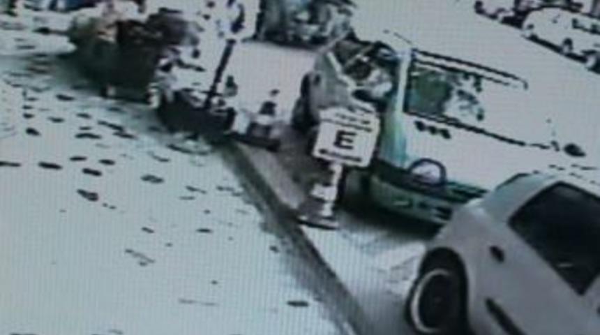 Alışveriş Yapan Kadınların Ezildiği Kaza Kamerada