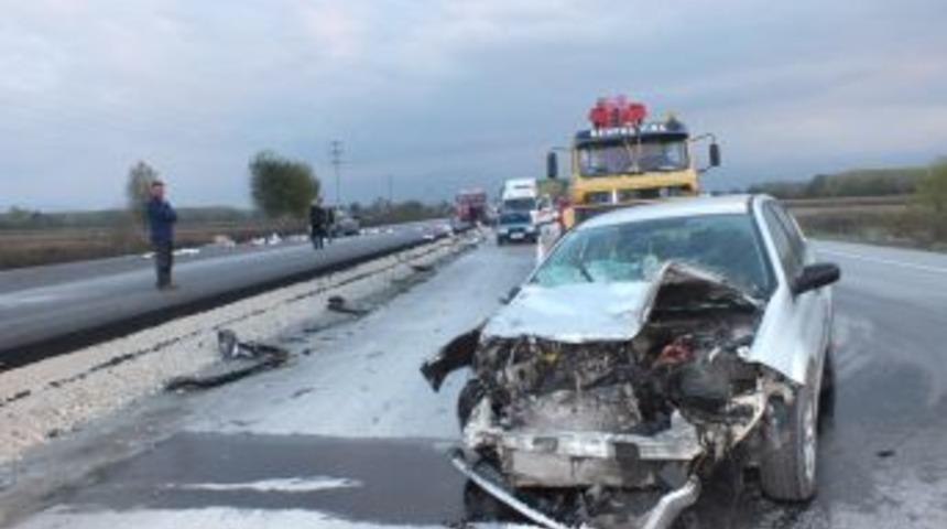 Otomobiller &Ccedil;arpıştı, Ayakkabılar Yola Sa&ccedil;ıldı