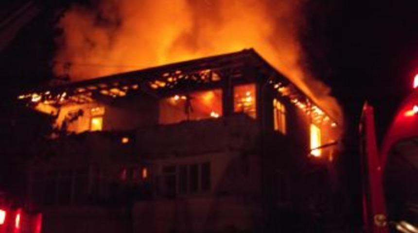 Tokat'ta Bir Apartmanın &Ccedil;atısında &Ccedil;ıkan Yangın &Uuml;st Katı K&uuml;l Etti