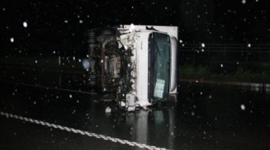 Sağanak Yağışda Kontrol&uuml;n Kaybeden Ara&ccedil; 20 Metre S&uuml;r&uuml;klendi