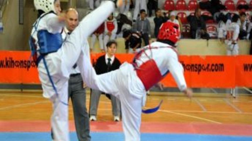 M&uuml;tareke Oyunları Tekvando Şampiyonası Yapıldı
