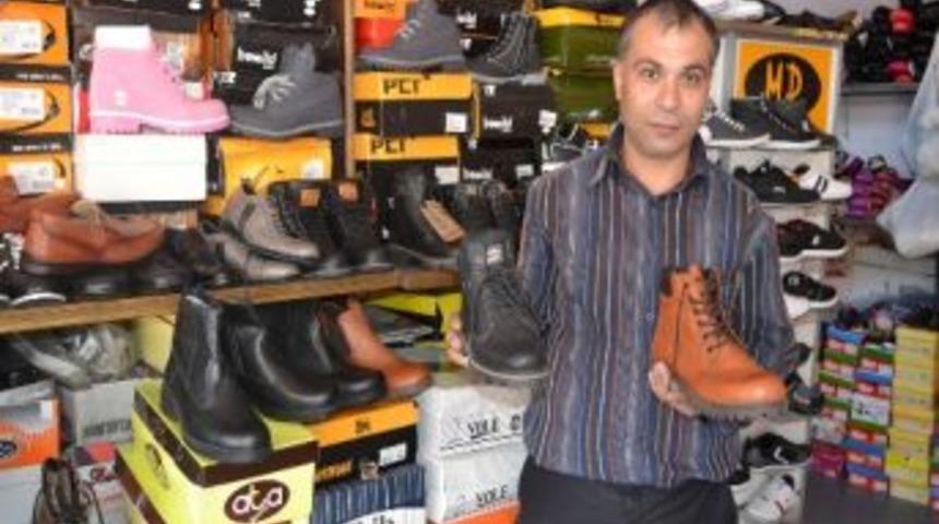 Kışlık Botlar Ve &Ccedil;izmeler Vitrine &Ccedil;ıktı