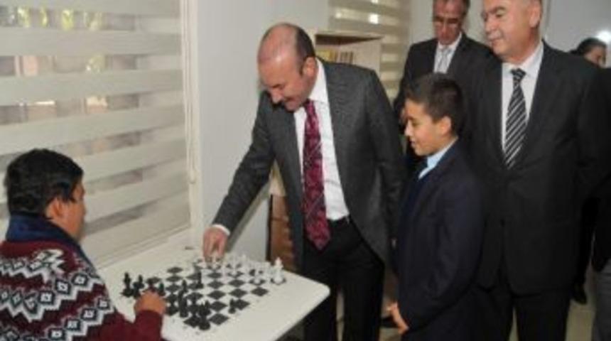 Bir Et&uuml;t Merkezi De Top&ccedil;ular'a