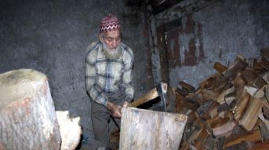 75 Yaşında Her G&uuml;n 3 Ton Odun Kırıyor