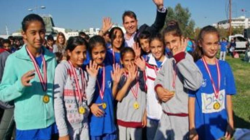 &Ccedil;ocuklar Atasına Koştu