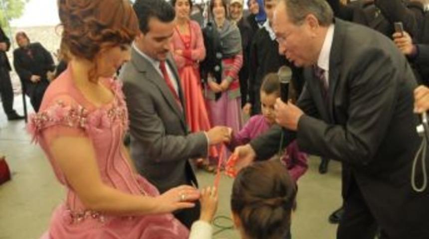 Engelleri Aşıp Nişanlandılar