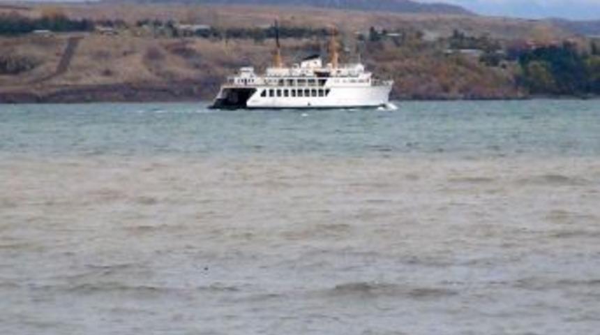 Fırtına Van G&ouml;l&uuml;'nde Dev Dalgalar Oluşturdu