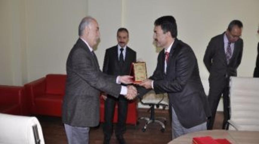 Nevşehir İ.şevki. Atasagun Devlet Hastanesi Y&ouml;netiminden Ayrılan Personele Teşekk&uuml;r Plaketi