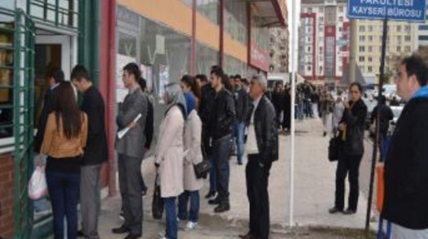 A&ouml;f &Ouml;n&uuml;nde Kitap Ve Bandrol Kuyruğu