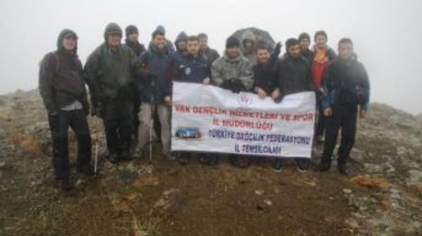 Depremde Hayatını Kaybedenler Anısına Erek Dağı Tırmanışı