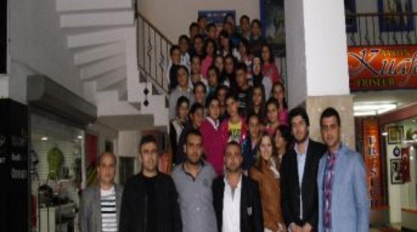 Gen&ccedil;lik Meclisi 40 &Ouml;ğrenciye &lsquo;&ccedil;anakkale 1915&rsquo;i Filmini İzletti
