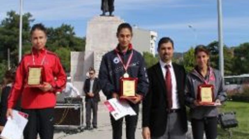19. Atat&uuml;rk&rsquo;e Saygı Gen&ccedil;lik Yol Koşusu