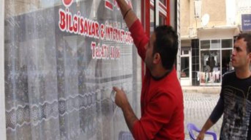 Suriye'nin Jetlerine Karşı Esnafın Koli Bantlı &Ccedil;&ouml;z&uuml;m&uuml;