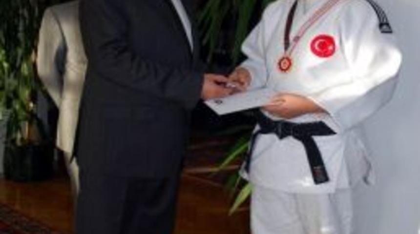 Başkan Okay, Şampiyon Judocuyu &Ouml;d&uuml;llendirdi