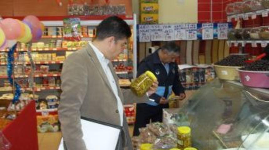 Tarsus'ta Zabıta Ekipleri Marketleri Denetledi