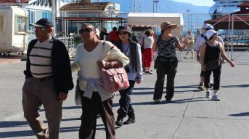 11 Katlı L&uuml;ks Kruvaziyer Gemi Alanya'ya Demirledi