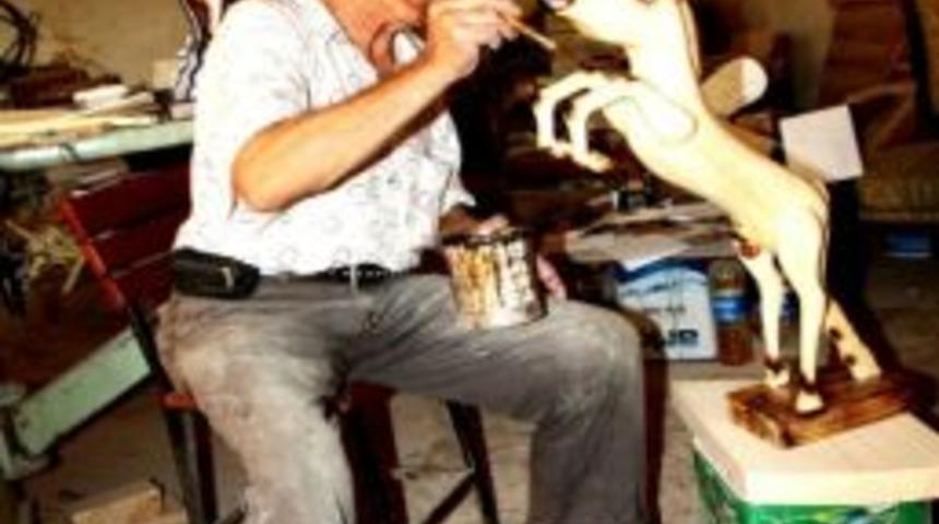 Elleriyle Ağa&ccedil;lara Şekil Veriyor