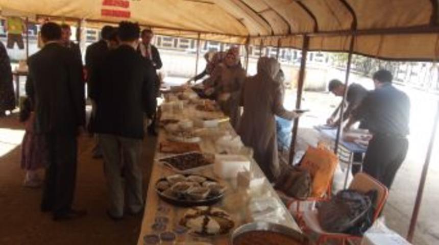 Ak&ccedil;akaleli Eğitim G&ouml;n&uuml;ll&uuml;leri Kermes D&uuml;zenledi.