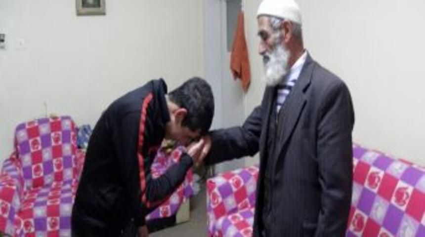 Gen&ccedil;ler, Yaşlı Ziyaretleri Ile Yitirilmiş Değerleri G&uuml;n Y&uuml;z&uuml;ne &Ccedil;ıkarıyor