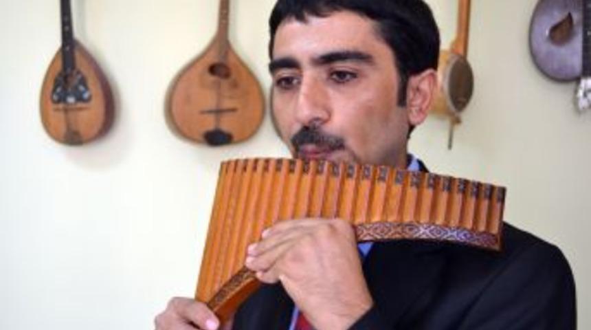 60 &Uuml;lkeden Sıra Dışı M&uuml;zik Aletlerini Toplayarak Koleksiyon Yaptı