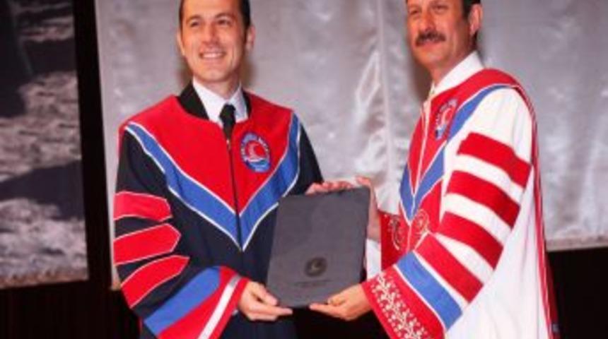 C&uuml;neyt &Ccedil;akır'a Fahri Doktora Payesi Verildi