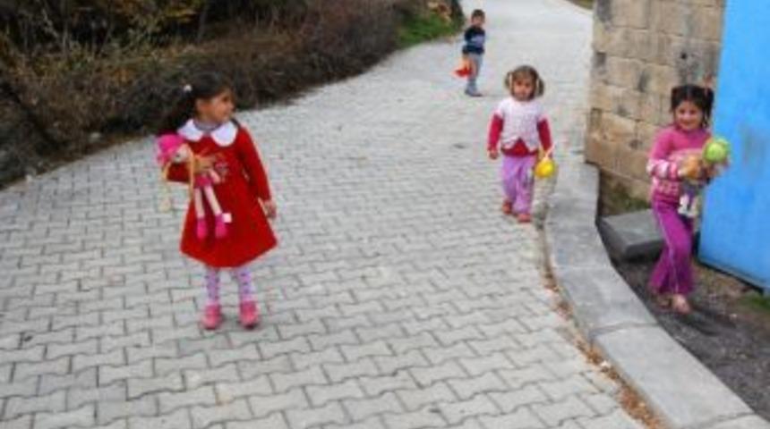 Kilit Taşı &Ccedil;alışmaları Vatandaşların Y&uuml;z&uuml;n&uuml; G&uuml;ld&uuml;rd&uuml;