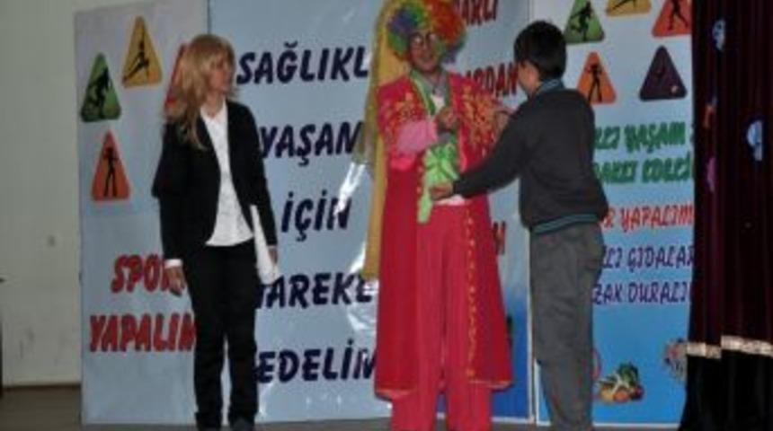 &ldquo;tombalak&rdquo; İsimli Tiyatro Oyunu G&uuml;ld&uuml;r&uuml;rken Eğitiyor