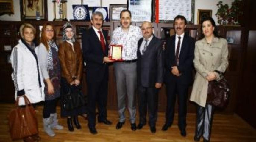 Başkan Ayaz'a Teşekk&uuml;r Plaketi