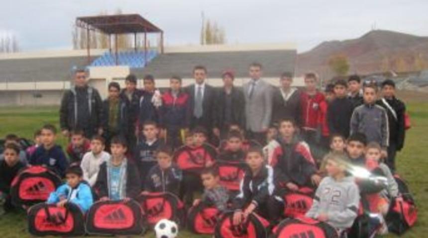 Futbol Okulu&rsquo;na forma hediye edildi