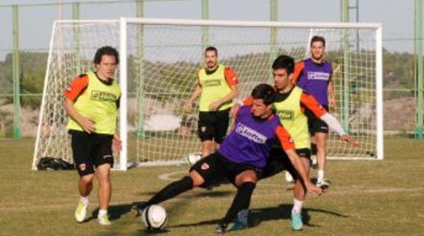 Adanaspor'da Y&uuml;zler G&uuml;l&uuml;yor