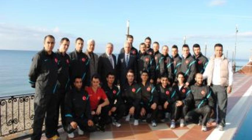 Vali Mutlu&rsquo;dan Karatecilere Ziyaret