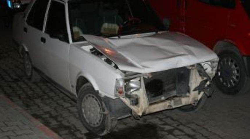 Alkoll&uuml; S&uuml;r&uuml;c&uuml; Kaldırımda Y&uuml;r&uuml;yen &Uuml;niversitelilere &Ccedil;arptı: 6 Yaralı