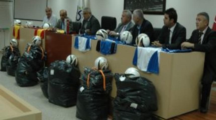 &Ccedil;orlu Belediyesinden Spor Kul&uuml;plerine Malzeme Yardımı