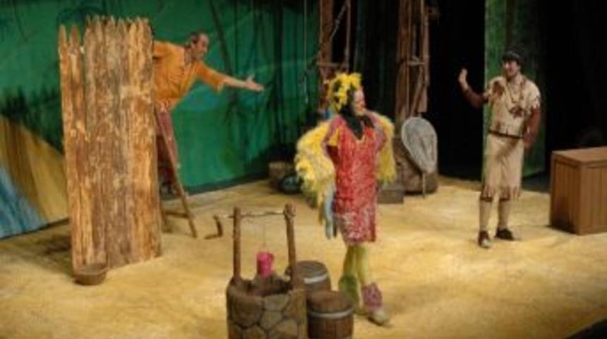 Issız Ada &Ccedil;orlulu &Ccedil;ocuklar İ&ccedil;in Sahnelendi