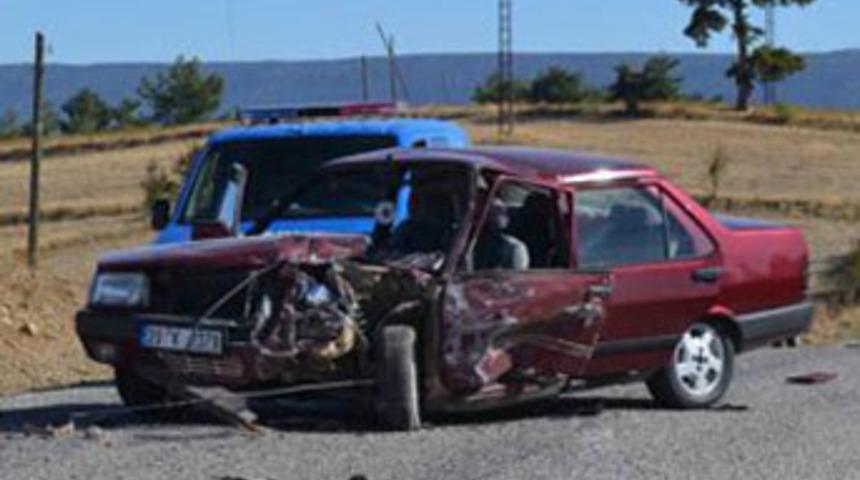 2 otomobil &ccedil;arpıştı: 1 &ouml;l&uuml;