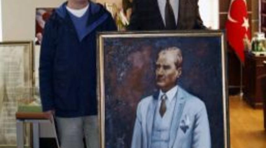 Usta Ressamdan Başkan Yaşar&rsquo;a Atat&uuml;rk Tablosu