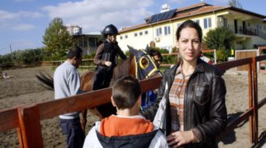 Otistik &Ccedil;ocuklar At Binerek Sakinleşiyor, Aileler Rahat Nefes Alıyor