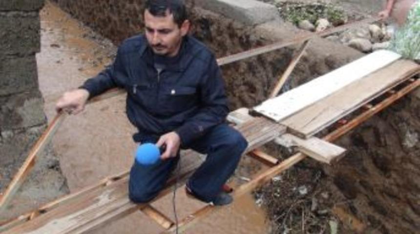 (&ouml;zel Haber) Kanal &Uuml;zerindeki Tahta K&ouml;pr&uuml;yle Ge&ccedil;iş Yapıyorlar