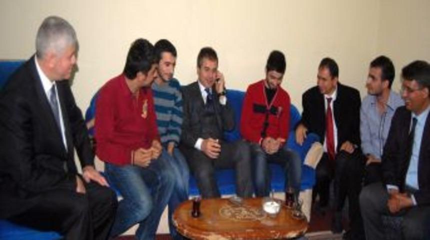 Gen&ccedil;lik Ve Spor Bakanı Suat Kılı&ccedil;, Uşak'ta &Ouml;ğrenci Evine Konuk Oldu