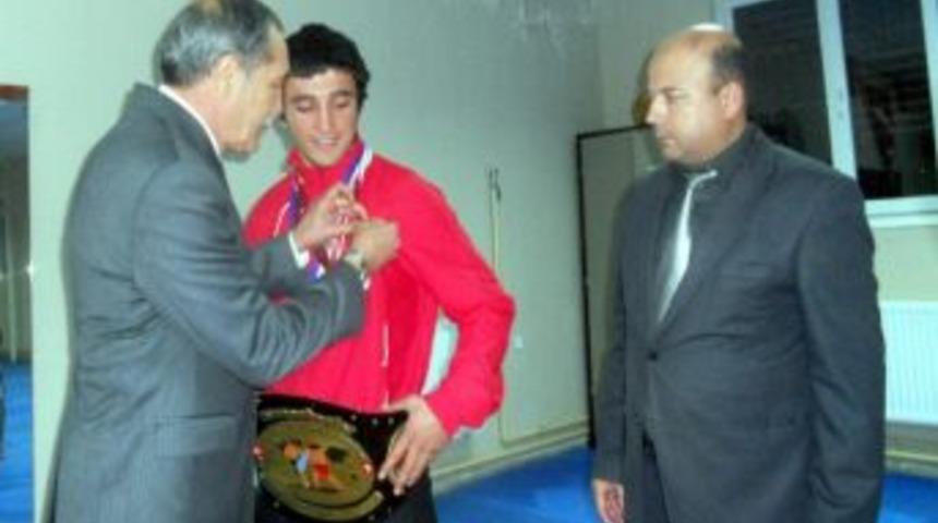 G&ouml;lbaşı Belediye Başkanından Sporculara Destek