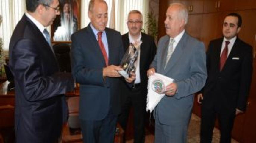 Tunus B&uuml;y&uuml;kel&ccedil;isi, Işadamlarını Yatırıma &Ccedil;ağırdı