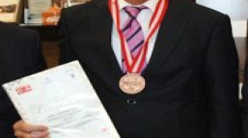 120 Kilodan, 80 Kiloya D&uuml;şt&uuml;, 56 Yaşında 'Kıtalararası Atlet' Unvanını Kazandı