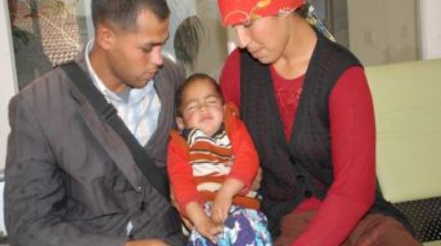 Ayakkabı Boyayarak &Ccedil;ocuğuna Organ Bulmaya &Ccedil;alışıyor