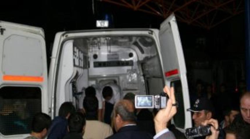 Otomobil &Uuml;niversite &Ouml;ğrencilerine &Ccedil;arptı: 6 Yaralı