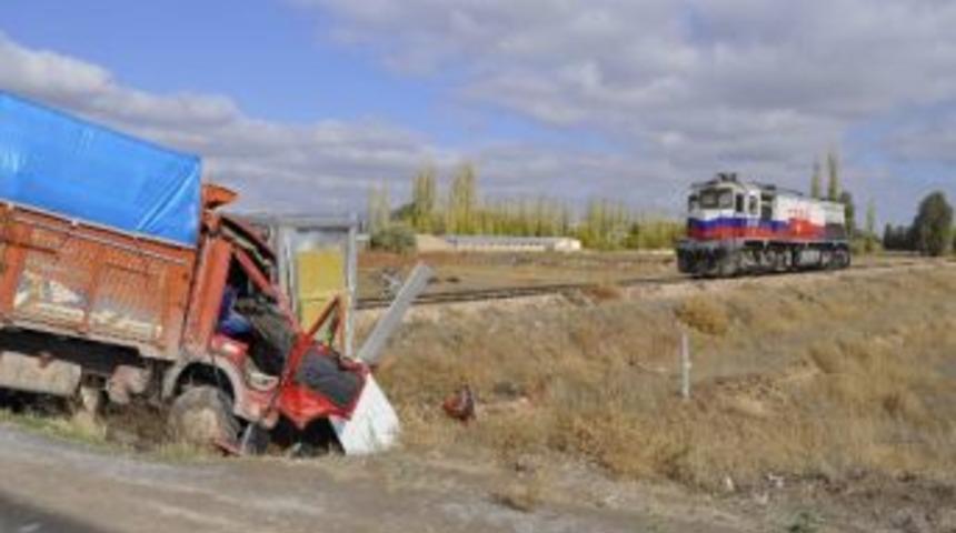 Tren Kamyona &Ccedil;arptı: 1 Yalı