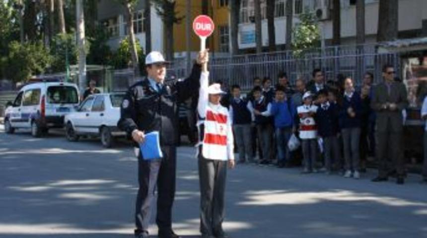 Tarsus'ta &Ouml;ğrenciler, D&uuml;d&uuml;k Ve Dur-ge&ccedil; Levhasıyla Trafiğe Y&ouml;n Veriyor