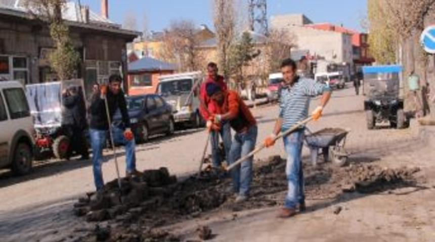 Hanak&rsquo;ta Yol Yapım &Ccedil;alışmaları Devam Ediyor