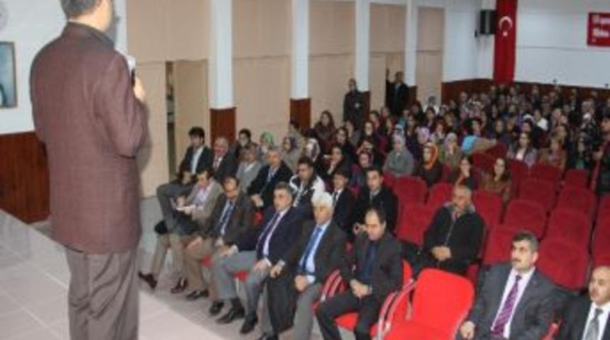 Mucur&rsquo;da &Ccedil;ağdaş Eğitimde &Ccedil;ağdaş &Ouml;ğretmenlik Konulu Konferans Verildi
