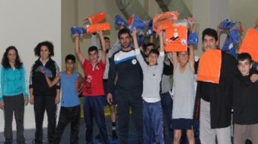 G&uuml;reş&ccedil;ilere Malzeme Yardımı
